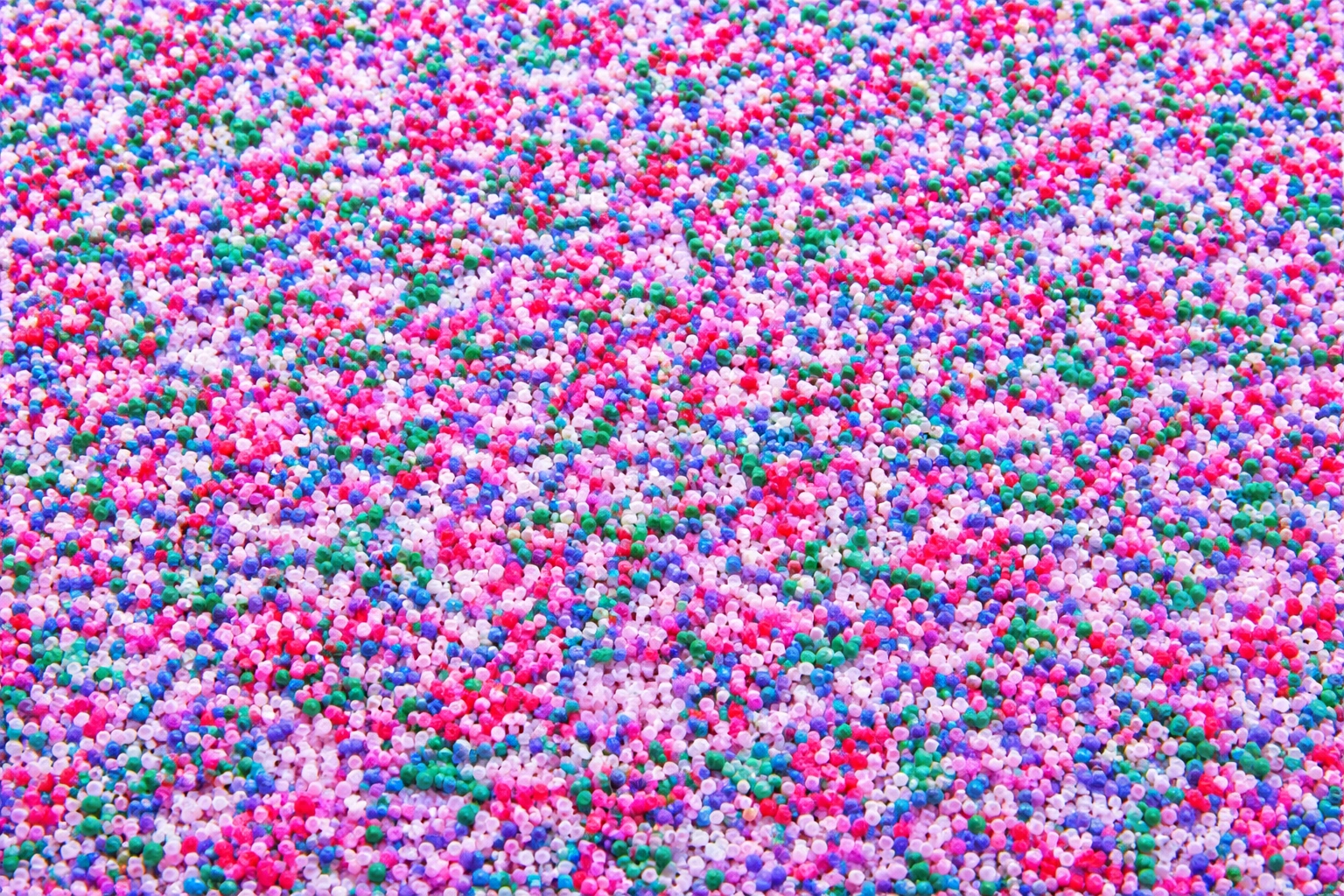 Coloured speckles and SLES needles for detergent